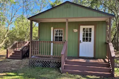 Image de Owl's Nest, a rustic tiny house located 3. 5 miles off I-65 in Evergreen, Alabama