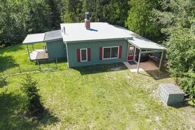 Image de River Camp Retreat, Sublime 3-bedroom River Front Cottage in Traverse City