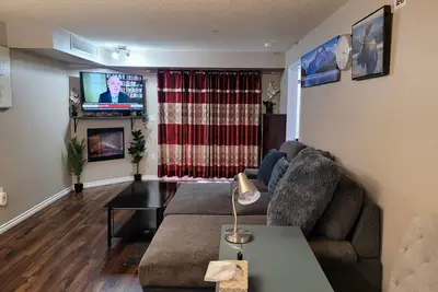 Image de Loaded secure 2 bed 2 bath condo with parking, near Roger's Stadium Downtown