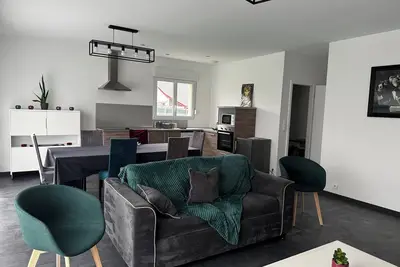 Image de Maison moderne anould proche piste de ski avec jardin