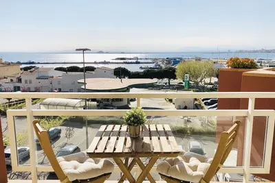 Image de Rocmar. Apartamento reformado en Roses con vistas al mar.
