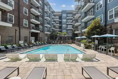 Image de Charming 1-Br Escape: City Views, Pool, and Gym