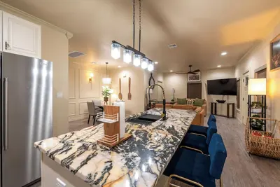 Image de Mid-Century Kendall Whittier charm 3 big bedrooms Mins frm Tu, Dwntown, Expo Ctr