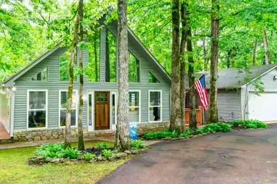 Image de Serenity Over the Woods: Relax and unwind in this great 3/2 home in the trees.