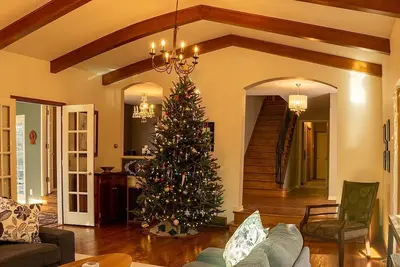 Image de Tranquil Unique 3-Bedroom Hideaway Nestled in the Trees with Screened in Porch