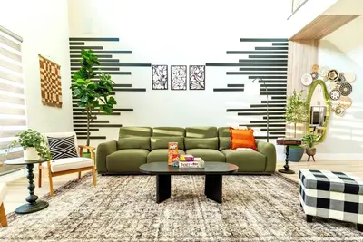 Image de Oak Lawn Townhome • 3 En Suite Bedrooms • Balconies • Private Yard & Pool Table