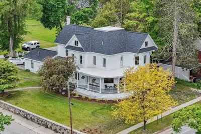 Image de Luxury Modern Victorian Home ~ Downtown Bellaire ~ Near Shanty & Short’s