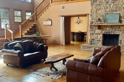 Image de 10, 000 Sq. Ft. Cabin - Perfect for Family Reunions