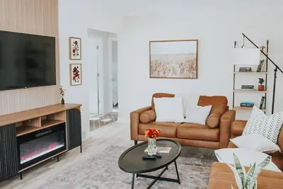 Image de Modern 4br Retreat - Sauna, Arcade & Fire Pit - 6min to Downtown Minneapolis