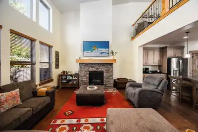 Image de Luxury Home, Private Hot Tub & Grill, Amenities Galore, Minutes to Historic Main St!