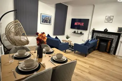 Image de Chic 2br • Central • Egg Chair + 65” Tv • Sleeps 6