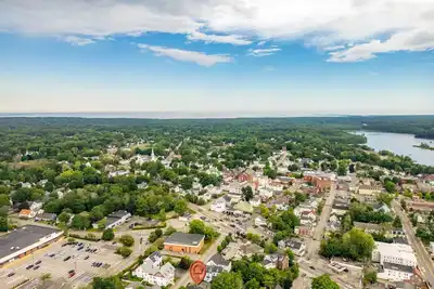 Image de 2 Modern Apartments, Downtown, Dogs Ok, Fire Pit, 20 Mins to Portland, Sleeps 10