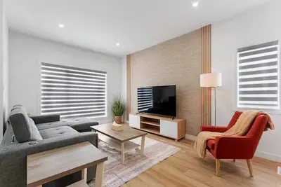 Image de Spacious new 3 Bedroom, sleeps 10, King Bed, 8min to Ywg