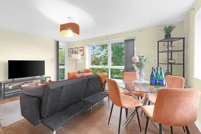 Image de Modern 2-Bed Apartment with Parking – Broadlands Court