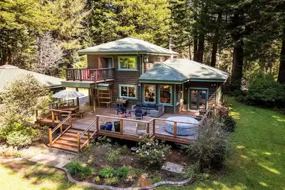 Image de 🌲🌊 Ocean Forest Retreat – Beautiful Redwood Home w/ expansive deck near Moonstone Beach