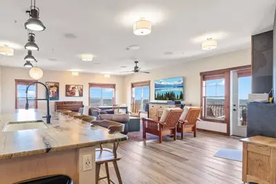 Image de Experience luxury slopeside living in this stunning 6br, 4. 5ba Soaring Eagle condo
