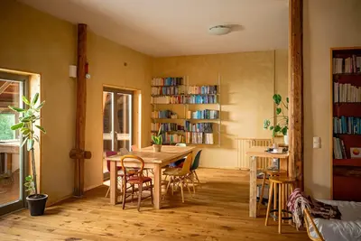 Image de Spacious, bright studio with a view of nature