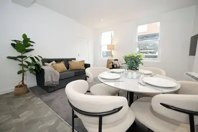 Warm, Bright & Practical: Central Bed… - 19297