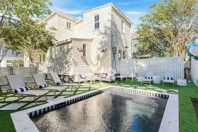 Image de Luxe 5br w/ Heated Pool~1 Block to King~Lowcountry House