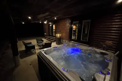 Image de Whispering Pines Cabin - Rustic Escape + Hot tub