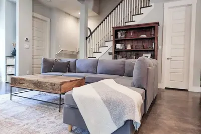 Image de Quiet Central Austin Retreat For 16. Walk to SoCo, Downtown & Barton Springs!