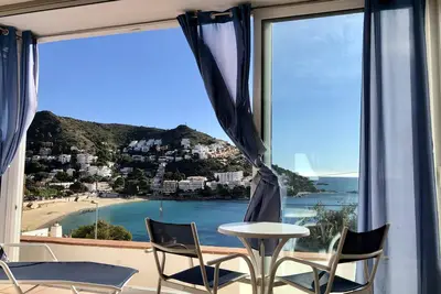 Image de Montemar. Apartamento en Roses en primera línea de mar.