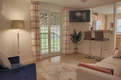 Image de Charming 2-bedroom creek-side cottage with covered parking!