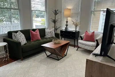 Image de 2 Bedroom Midtown Gem