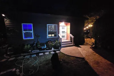 Image de ​A private, 900sq ft one of a kind casita! Stylish and eclectic loft space.