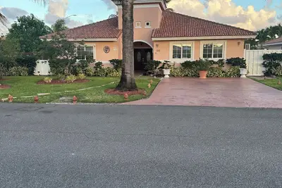 Image de Marvellous 4 bedroom executive house in gated community. tasteful designed.