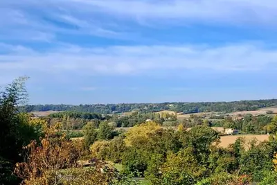 Image de Maison face à la vallée du Dropt et à 3 minutes de la halle et des commerces.