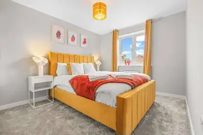 Image de Modern 4-Bed Close to Jaguar Whitley &… - 17269