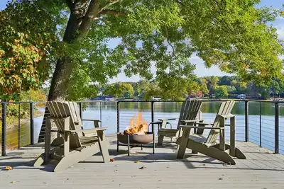 Image de Lakefront | Sleeps 10+ | Fire Pit | Kayaks | Deck | Vaulted Ceilings