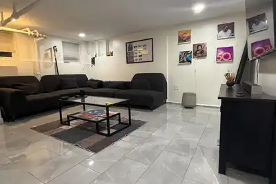 Image de Ground level Modern 1 Bedroom Suit in Brooklyn