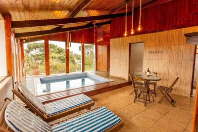 Image de Mountain house with heated jacuzzi, pet friendly.