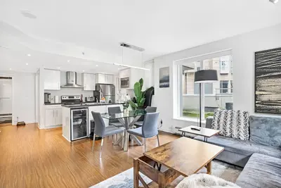 Image de 5 Br & 3 Bth Entire 3 Floor Townhome-Rooftop