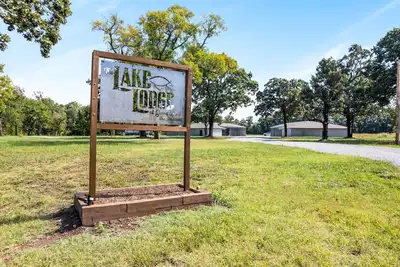 Image de Affordable Lodge w/Covered, Lighted, Pull Through Parking. Grills and Outdoor Tv