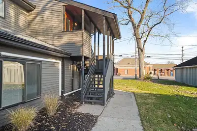 2 Bedroom, Hosts 5, Near Osu + Downtown Cbus