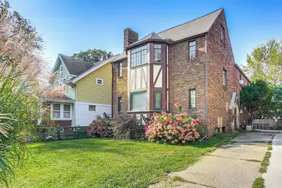 Image de Striking Tudor Revival in Five Points District!