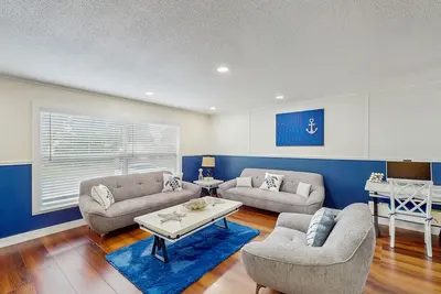 Image de Family home boasting movie room, air hockey, fire pit, and wifi