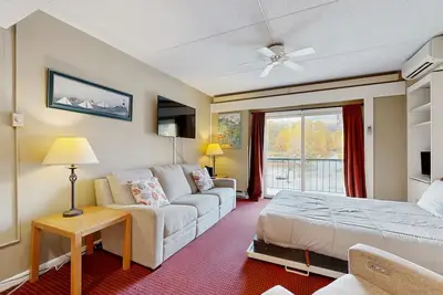 Image de Mountainside condo w/ pool & rec room; walk to ski lifts & town