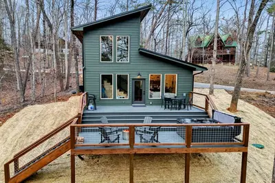 Image de Modern Cabin Retreat w/ Hot Tub, Fire Pit & Arcade near Pigeon Forge - Pets Ok