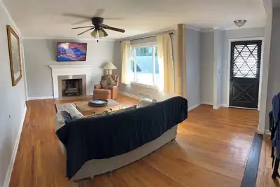 Image de Filled with natural light and outdoor living space