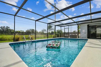 Image de Coastal Family Retreat – Heated Pool, Fire Pit & Fun!