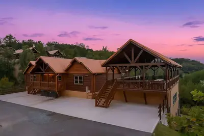 Image de 8-Bedroom Smoky Mountain Lodge with Indoor Pool, Mini Golf & Theater