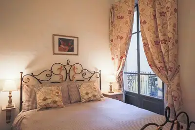 Image de Watch the city wake light filled Medieval Palace