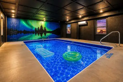 Image de 8-Bedroom Cabin with Indoor Pool, Mini Golf & Hot Tub, Sleeps 30