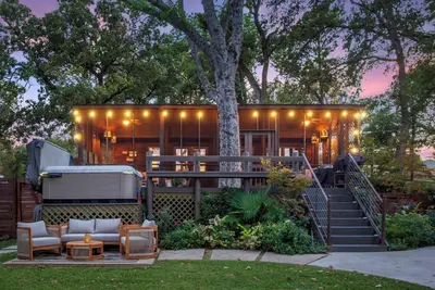 Image de Lakefront Bungalow Retreat - HotTub, Lakeside Pub Loaded w/ Games & Kayaks