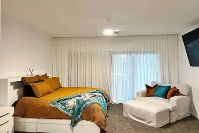 Image de Emmylou Escape - Sleeps 16