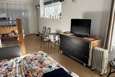 Image de Studio chaleureux avec baby-foot – charme et confort